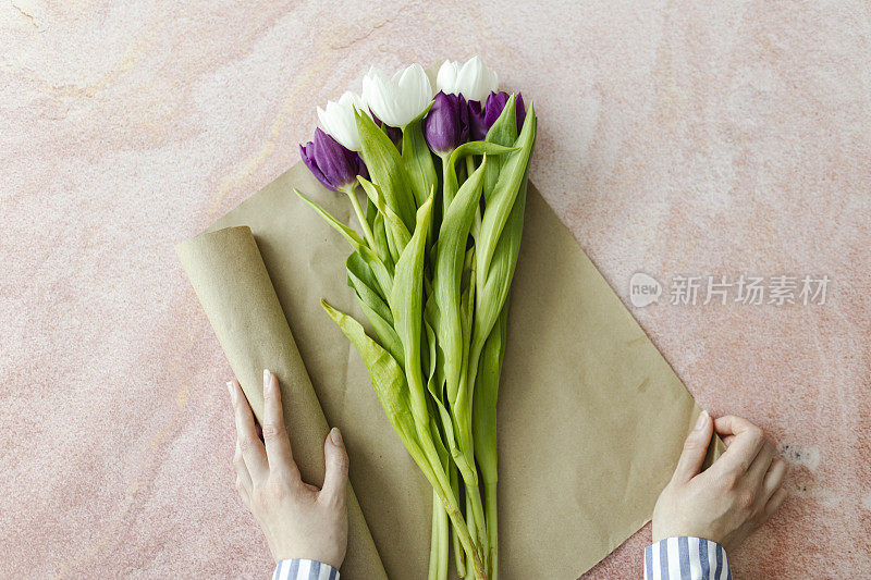 人手制作郁金香花束的照片