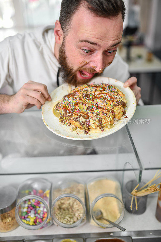 一名男子在吃华夫饼时把脸弄得一团糟