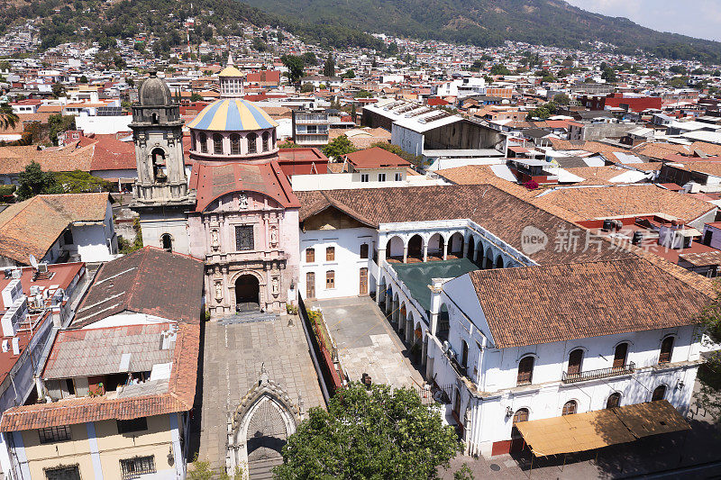 从鸟瞰图可以看到位于日本的圣弗朗西斯科神庙(Michoacán)