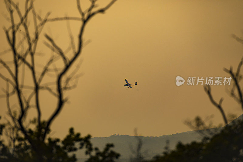 小飞机在日落时滑翔