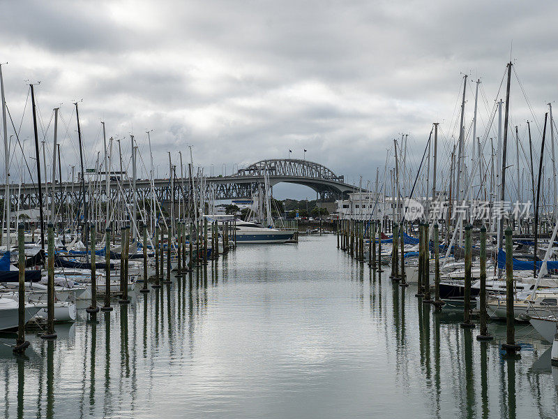 新西兰奥克兰的韦斯特海文码头和奥克兰海港大桥