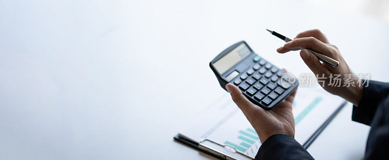 专业商人在办公室用计算器估算公司预算的近景。