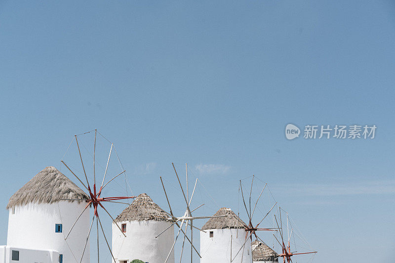 希腊基克拉迪群岛米科诺斯岛山顶上著名的传统古老风车