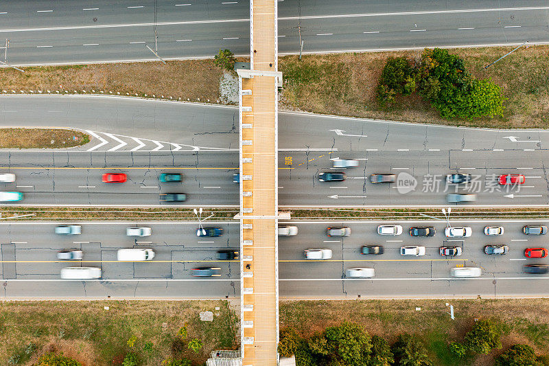 城市道路上方的行人天桥鸟瞰图