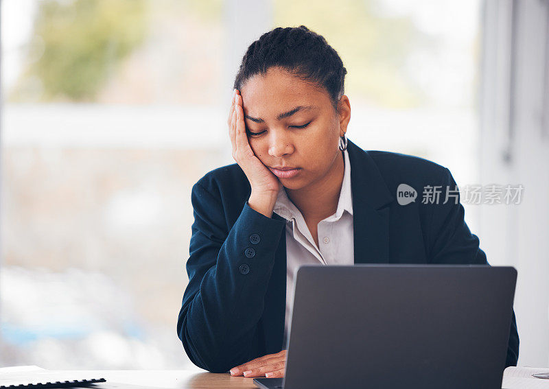 睡眠，倦怠和疲倦的商务女性在办公室用笔记本电脑疲惫，午睡或低能量的问题。疲劳、懒惰和无聊的女性经理闭上眼睛，过度工作或中断在线任务