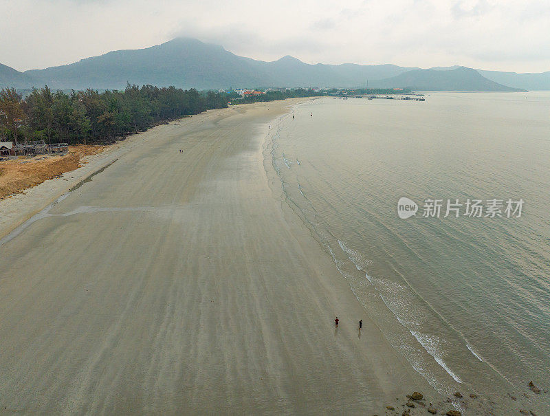 航拍海浪冲击着巴里翁头省孔岛孔岛的原始海滩