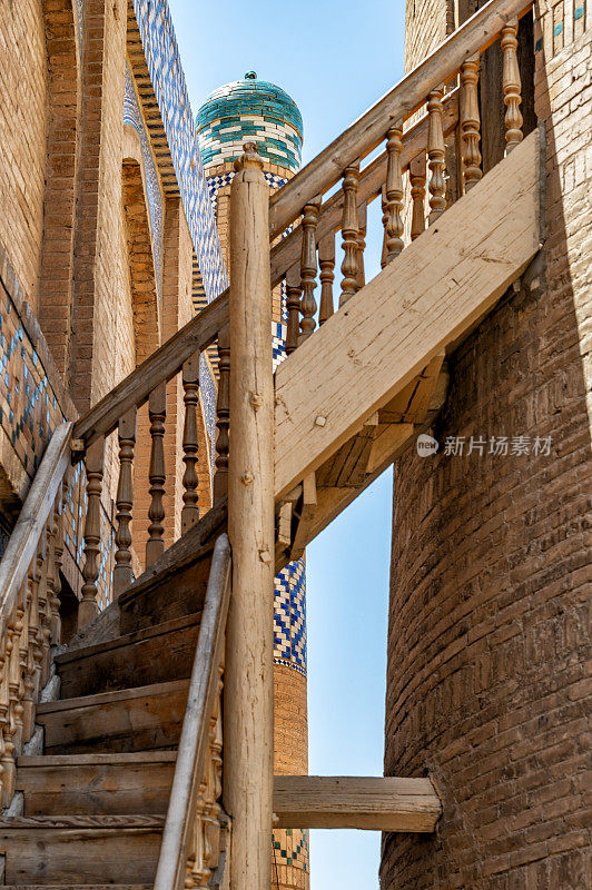 乌孜别克斯坦希瓦一所马德雷斯的木制楼梯