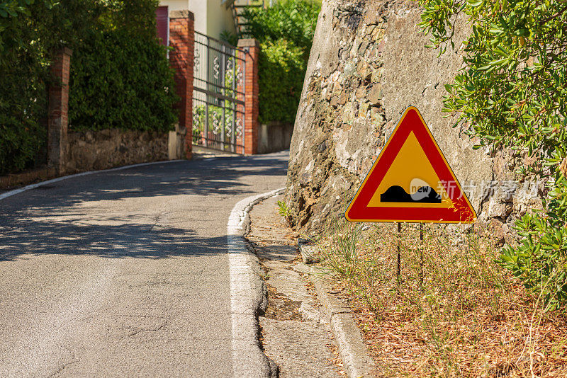 崎岖道路的三角形道路标志-利古里亚意大利欧洲
