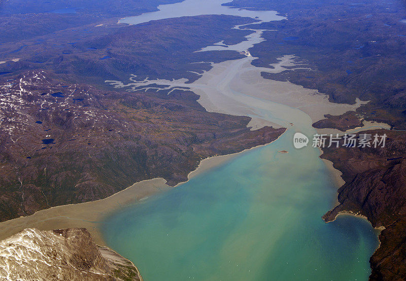 从空中俯瞰格陵兰岛西海岸的伊卢里亚利克峡湾口