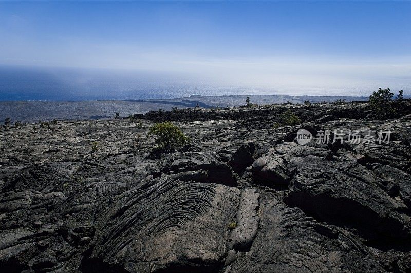 从夏威夷火山国家公园穿过熔岩场进入太平洋
