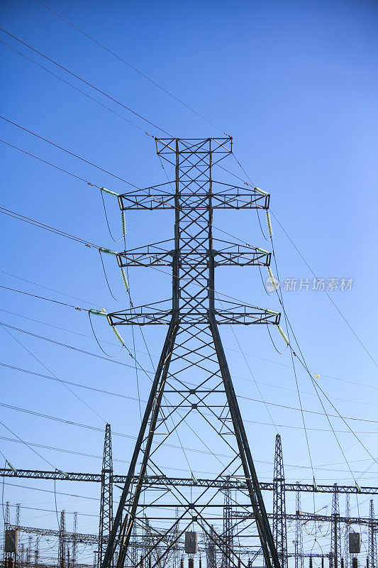低角度查看电力塔输电塔在变电站在一个晴朗的日子