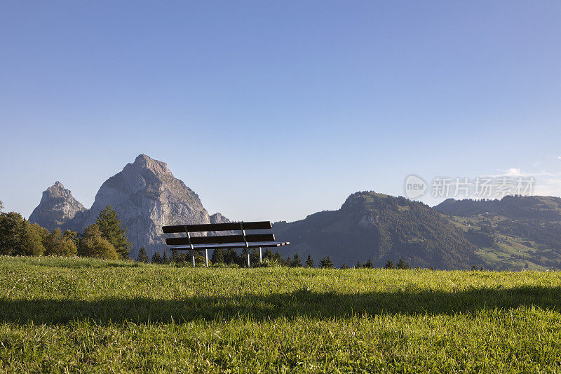 瑞士施维茨，日出时俯瞰高山格罗瑟麦森和克莱纳麦森的空长凳