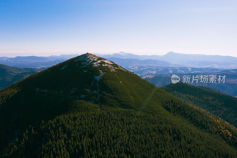 在乌克兰的戈尔甘尼喀尔巴阡山脉，鸟瞰霍米亚克山仓鼠