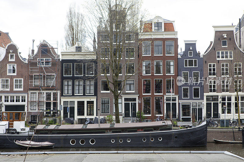 阿姆斯特丹运河边的联排别墅和船只