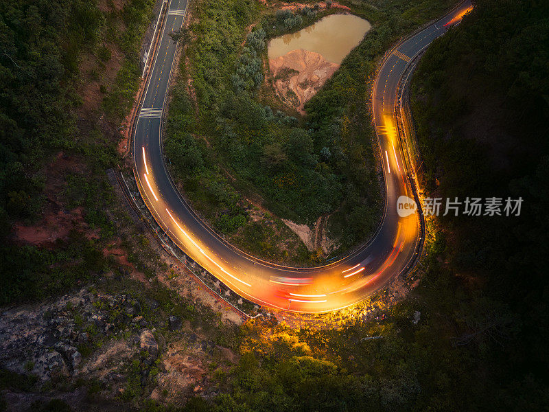 晚霞中的越南大叻市塔农山口鸟瞰图。远处蜿蜒的道路是越南的大叻市