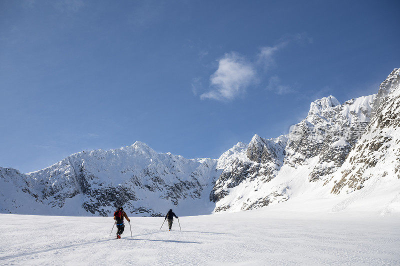 滑雪登山运动员攀登白雪皑皑的山峰