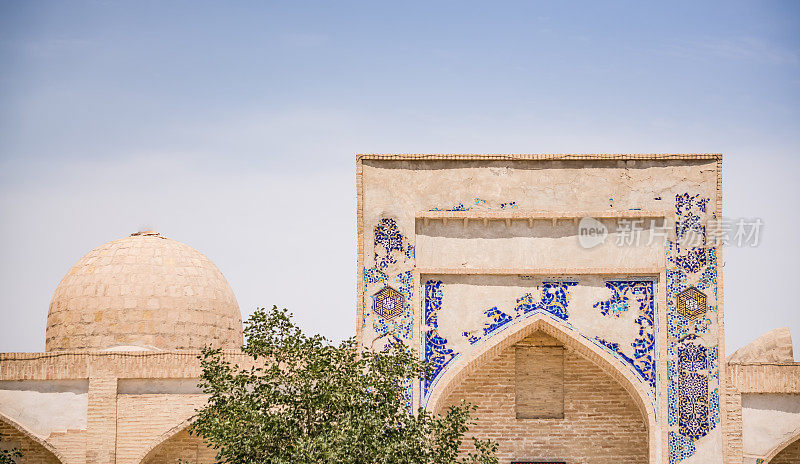 乌兹别克布哈拉古城一座砖砌伊斯兰学校的立面元素，镶有马赛克和马格里卡，建筑风格为东方风格