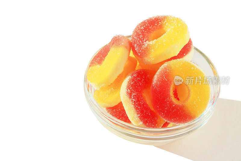 在一个玻璃碗里有五颜六色的果冻橘子酱和糖屑。