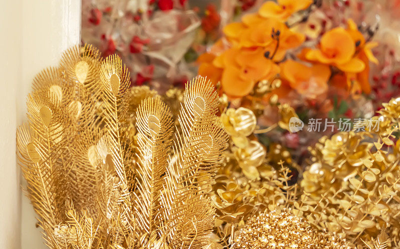 金色的蕨类树枝装饰设计背景。复古黄金，奢华时尚的自然美极简概念