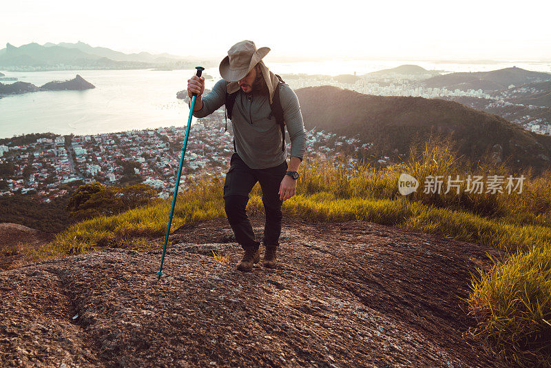 英俊的年轻人徒步旅行