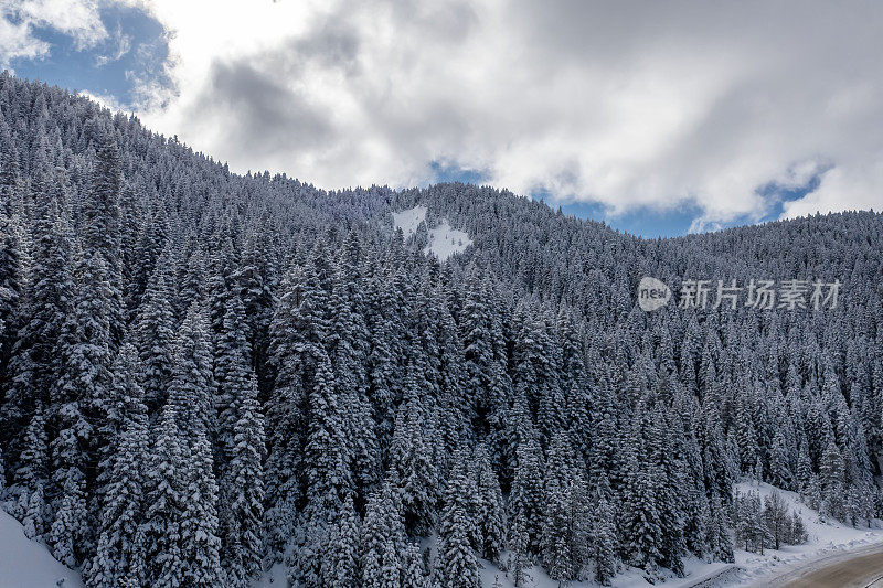 无人机拍摄的雪山4K视频鸟瞰图