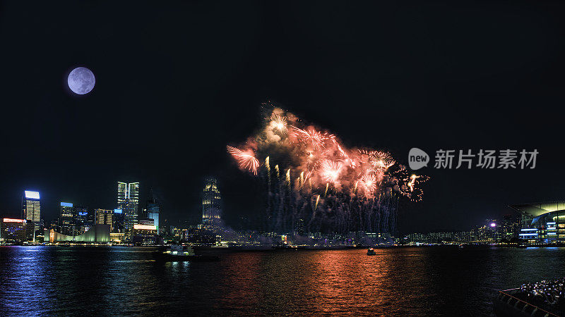 月明之夜，香港维多利亚港的烟花表演。