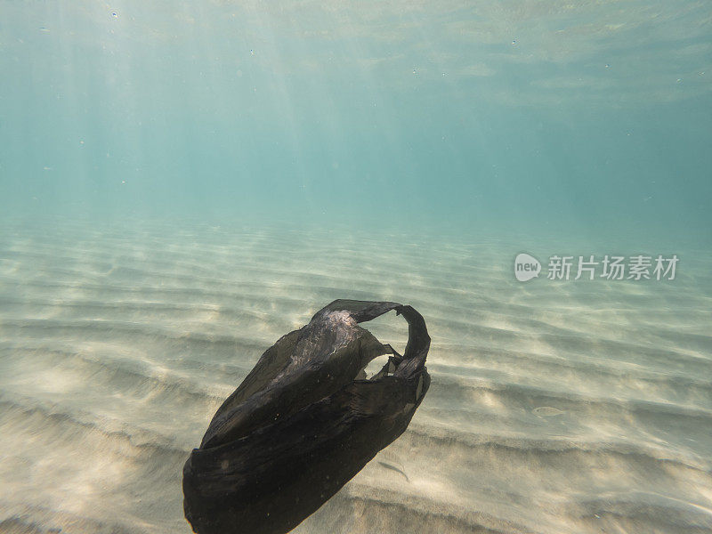 塑料袋漂浮，污染海洋