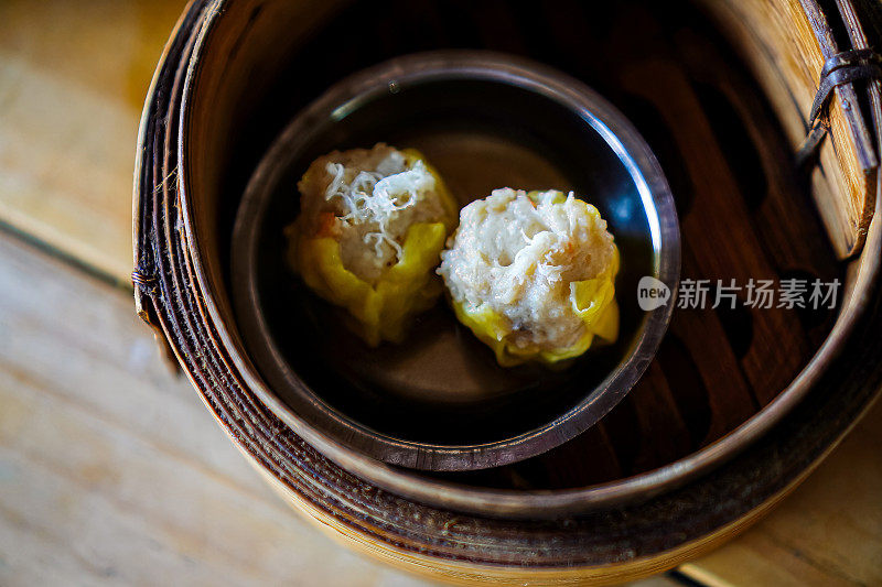 泰国，餐桌上的竹制蒸笼里的蟹肉饺子特写镜头