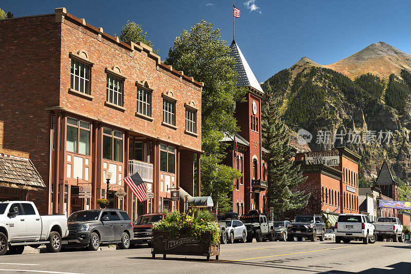 科罗拉多州历史悠久的老矿业小镇特柳赖德大街上的商店和建筑