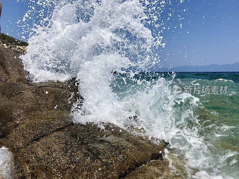 海水溅在岩石上