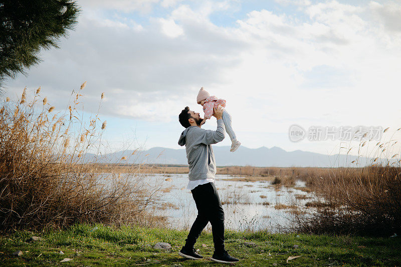 父亲将女儿抛向空中