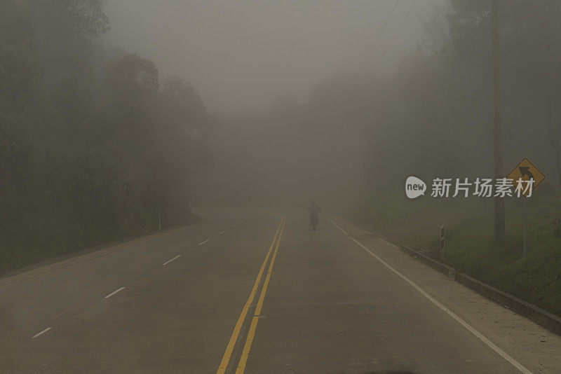 厄瓜多尔安第斯山脉的高速公路