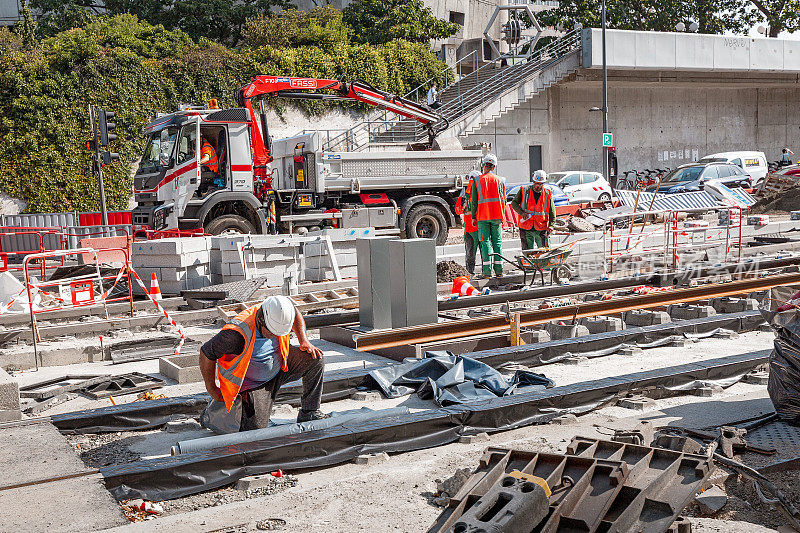建筑工人固定和安装高速有轨电车轨道