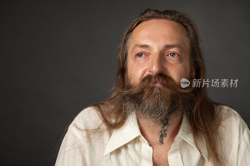 一个留着胡子的45岁男子的工作室肖像
