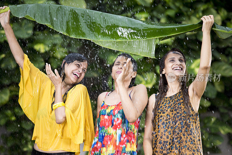 三个女人在享受雨