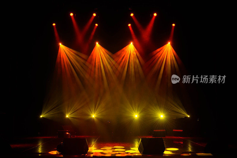 灯光随着乐器在舞台上闪烁