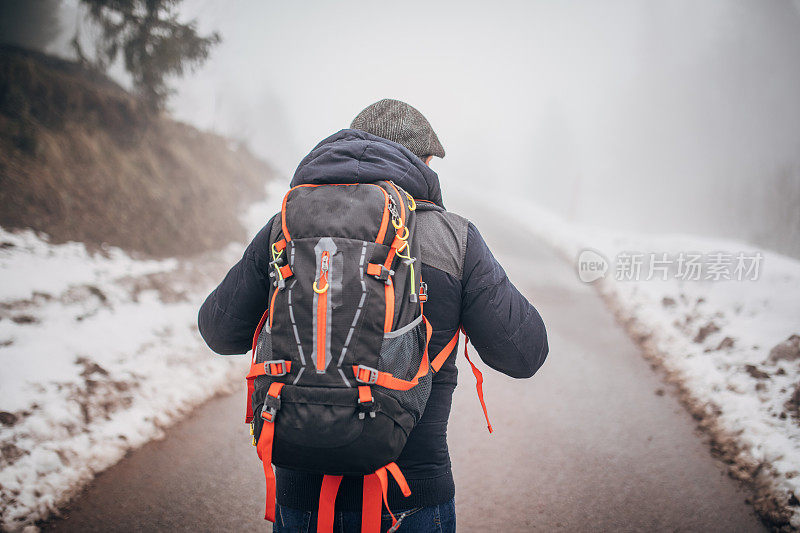 男人在寒冷的冬天徒步旅行