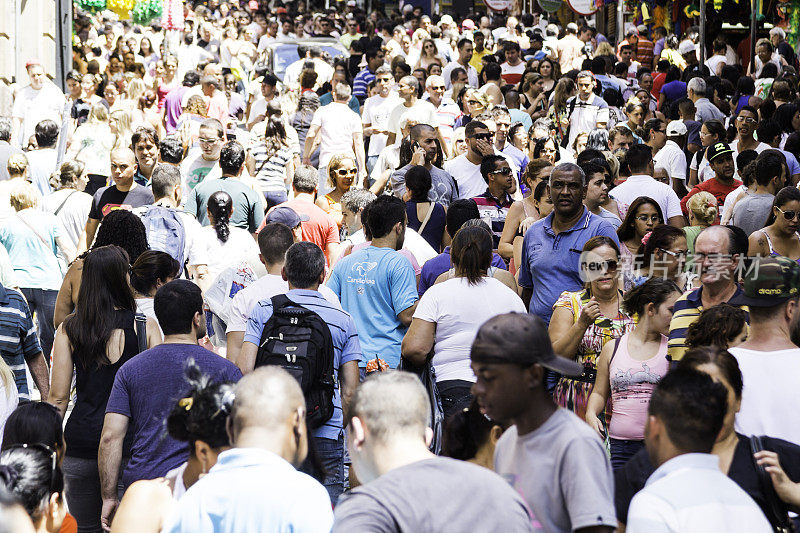 在巴西，数百人在3月25日游行