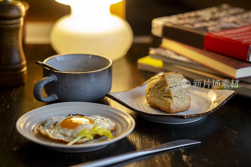 自制早餐:油酥包、煎蛋、洋葱奶油汤