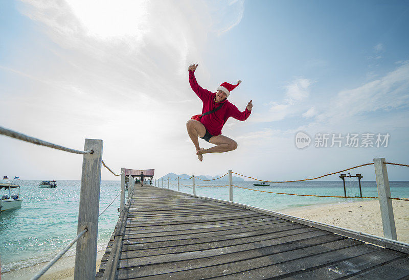 马来西亚婆罗洲海滩码头上空的圣诞老人。