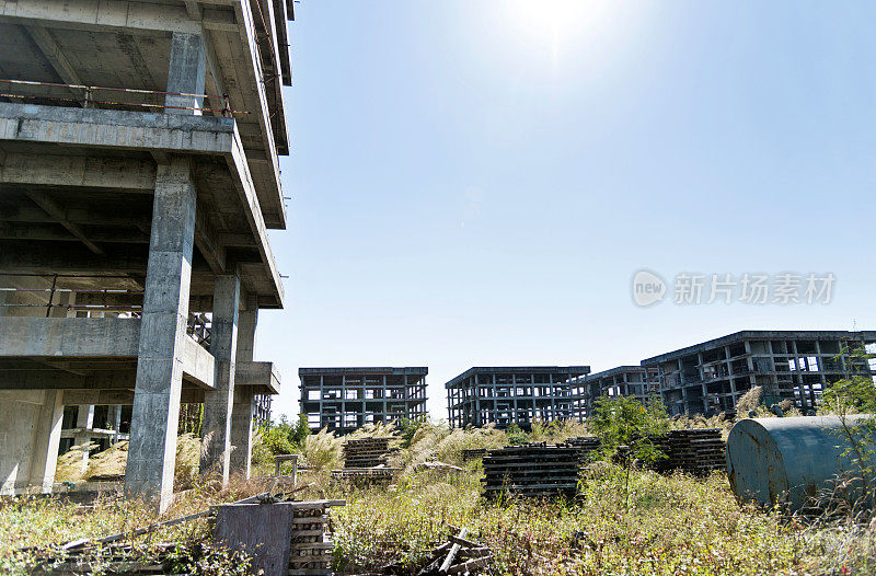 废弃建筑工地杂草丛生