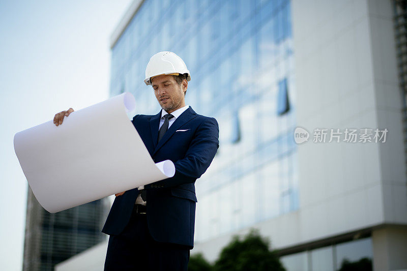 年轻的男工程师在一个建筑工地库存照片