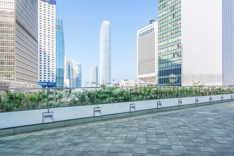 空旷的人行道前面的香港维多利亚天际线，中国，亚洲。