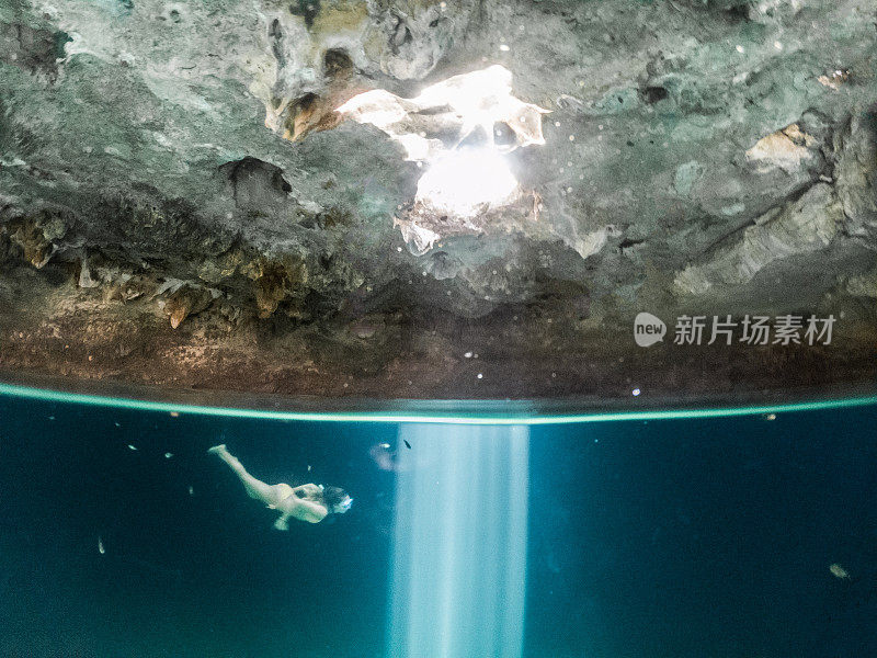 水下女子在墨西哥天坑潜水的镜头