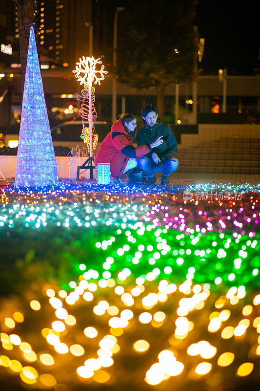 国际情侣拍摄圣诞彩灯