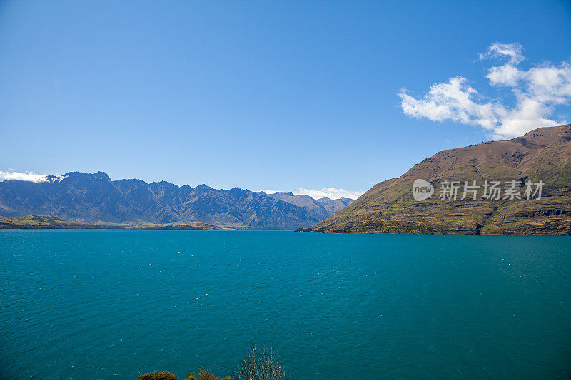 美丽的景观与高岩石与发光的山峰，石头在山上湖，反射，蓝天和黄色的阳光在日出。仍然。到。