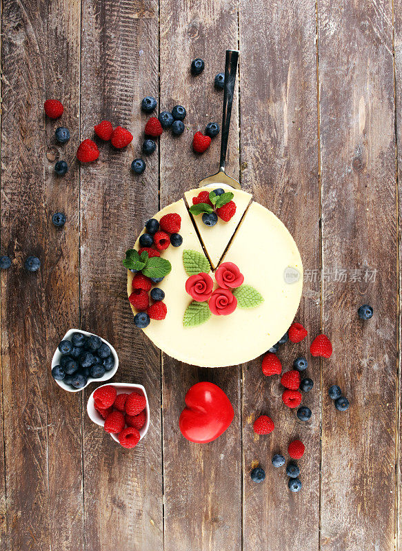 自制芝士蛋糕与新鲜的树莓和薄荷情人节-健康的有机夏日甜点派芝士蛋糕。甜点是香草奶酪蛋糕