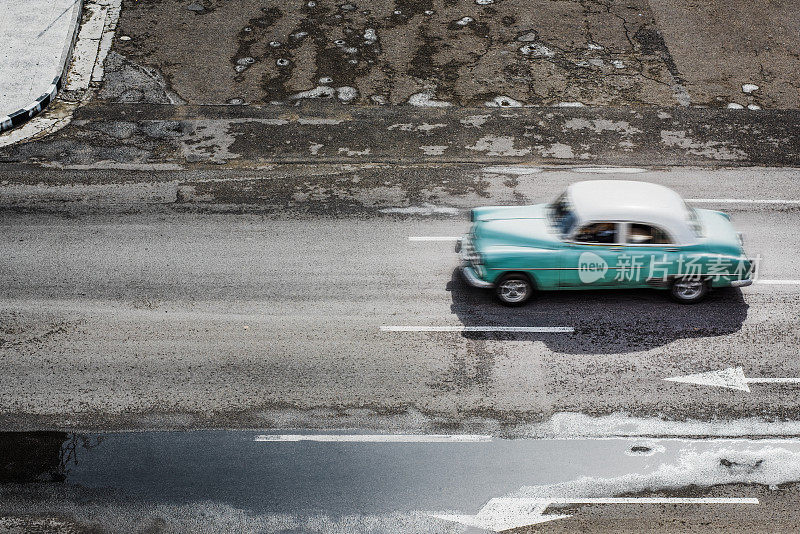 老美国1950年的汽车驶过老哈瓦那区
