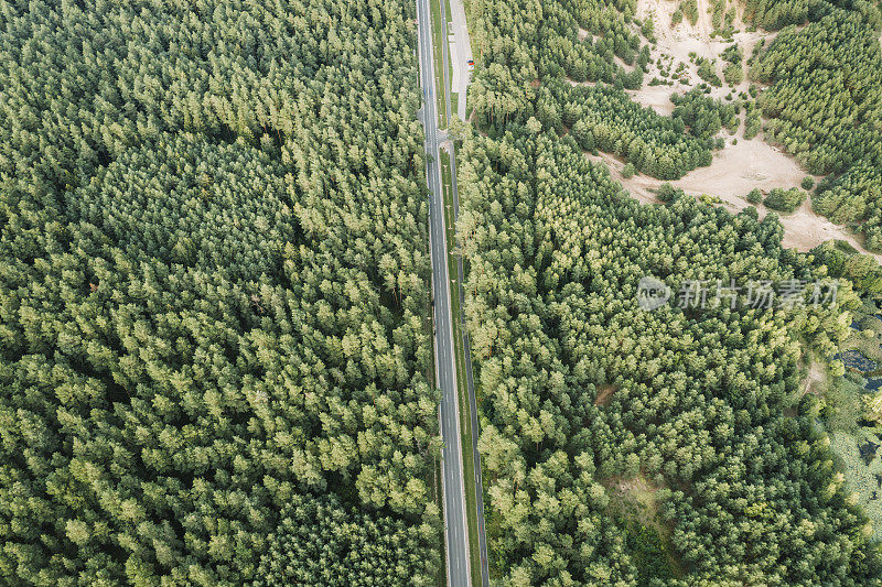 波兰东北部森林中公路的鸟瞰图