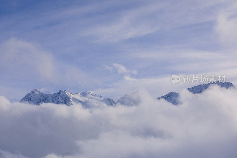 美丽的冬季高山景观滑雪场顶部有雪。阿尔卑斯山，白云岩，意大利，欧洲